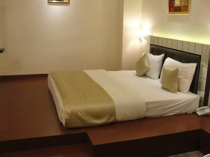 Hotel D'Grand Bareilly Exterior photo